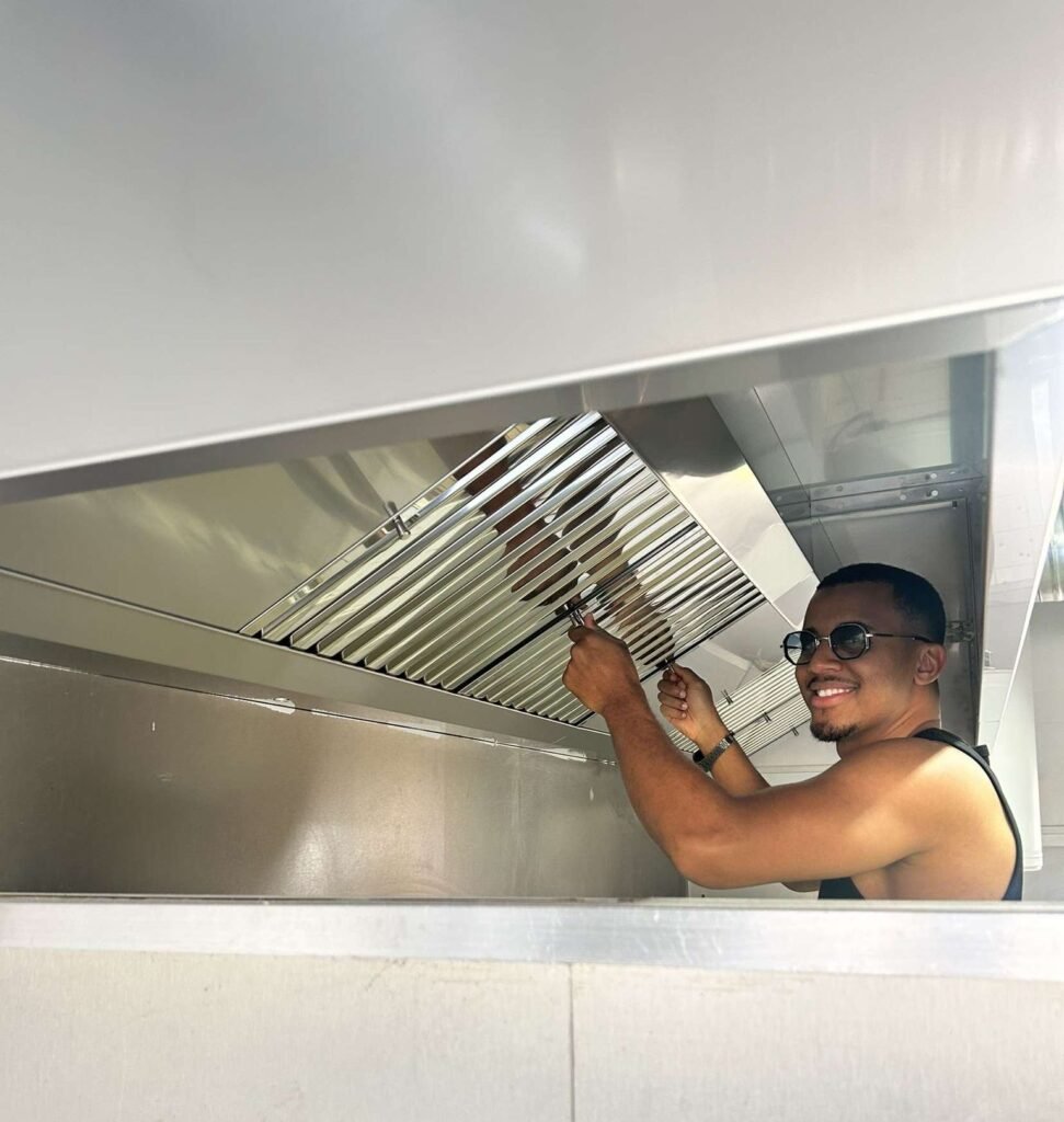 Loukmane Souffiani, dirigeant de Finisnet, sur un chantier de ventilation