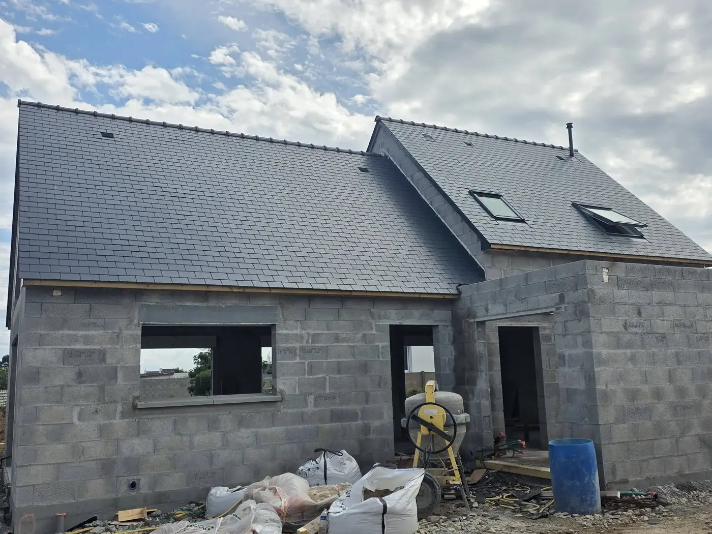 Toiture en ardoise neuve avec fenêtres de toit Velux posées par MJ Couverture 29