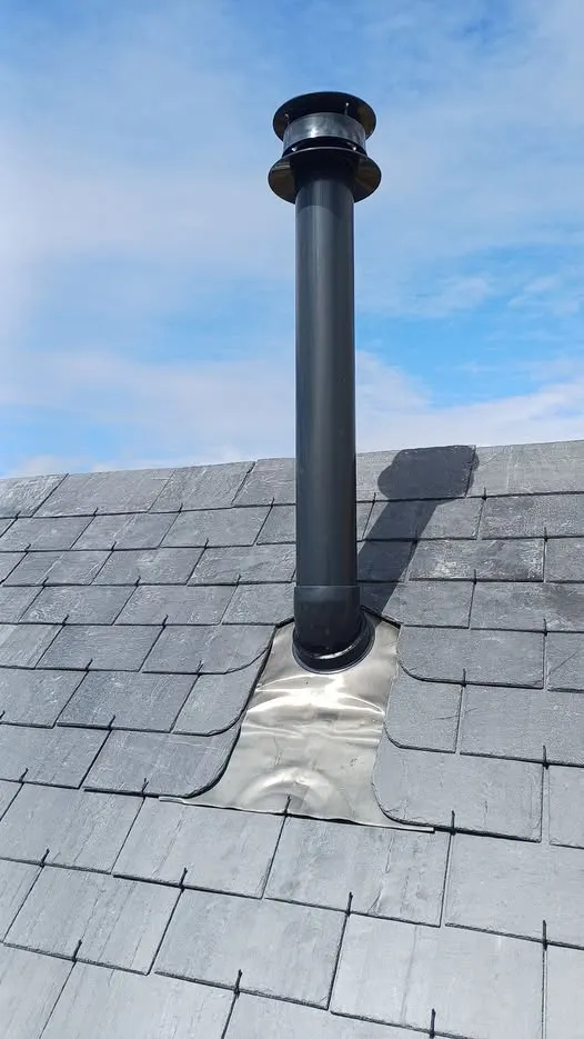 Sortie de ventilation de toiture posée sur une couverture en ardoise