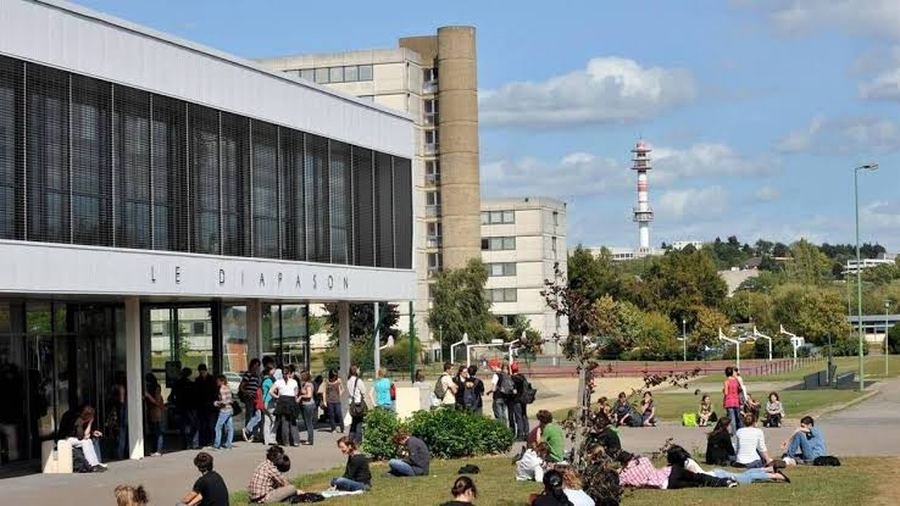 Campus universitaire à Rennes, bâtiment de cours et étudiants sur la pelouse