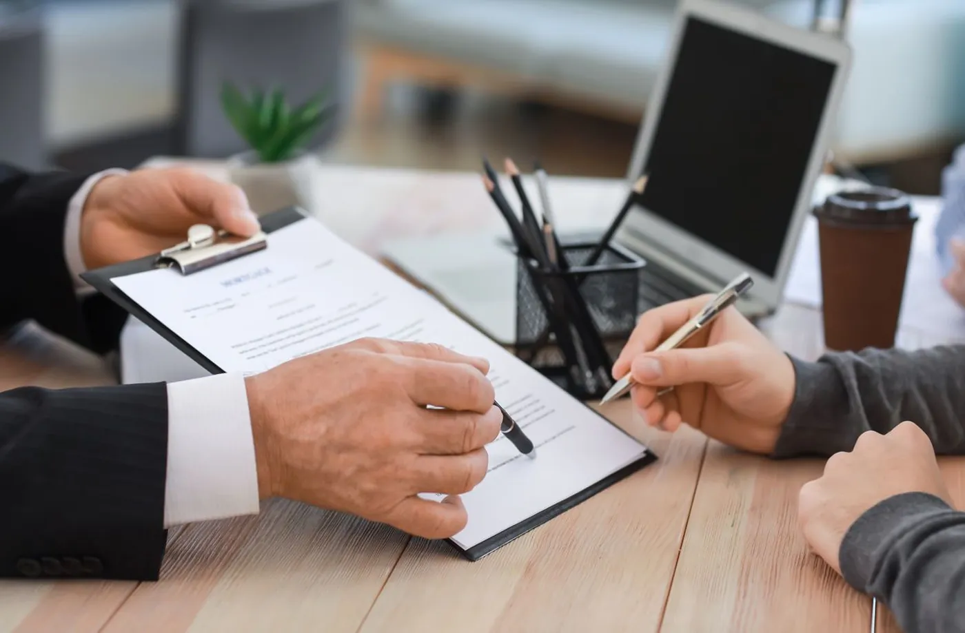 Signature d'un acte de vente immobilière chez le notaire
