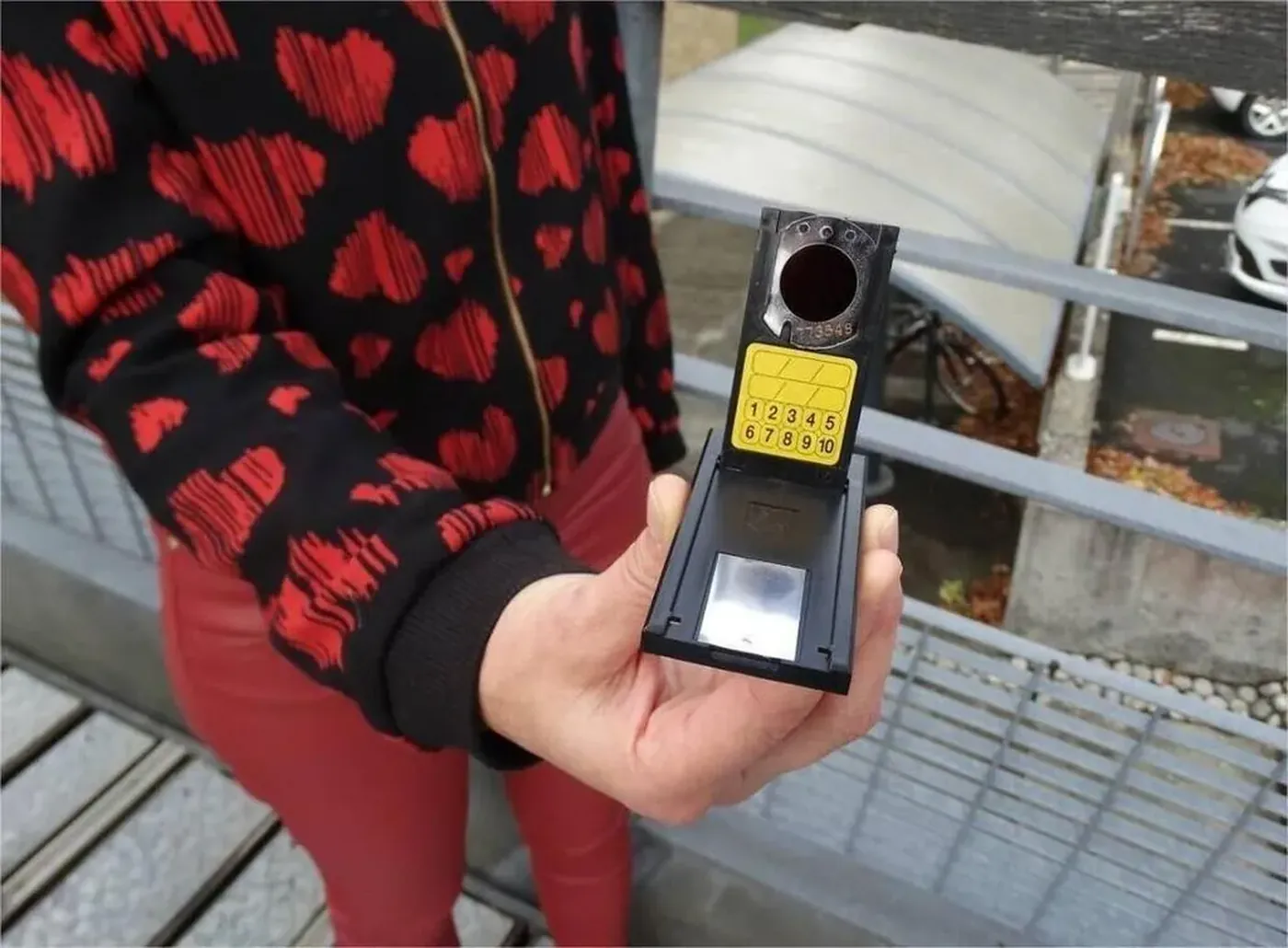 Dosimètre radon tenu en main pour mesurer le taux de radon dans une maison