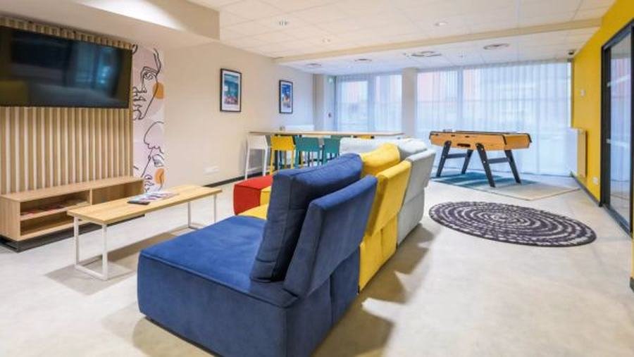 Salle commune d'une résidence étudiante à Brest, avec espace détente et jeux